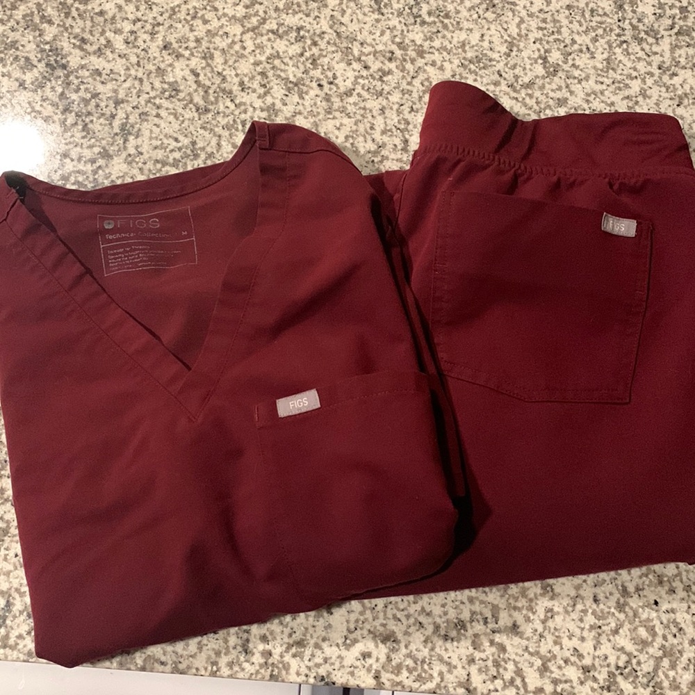 Figs Zamora joggers size M and V neck top size M